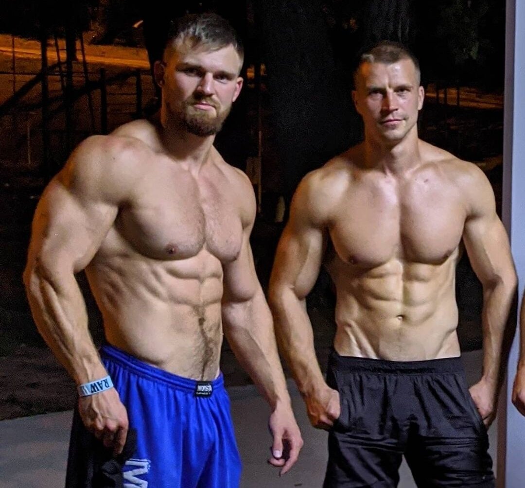 Адам Рав из Чехии и Виталий Новиков из Украины, оба тренируются преимущественно на турниках, включая дополнительный вес