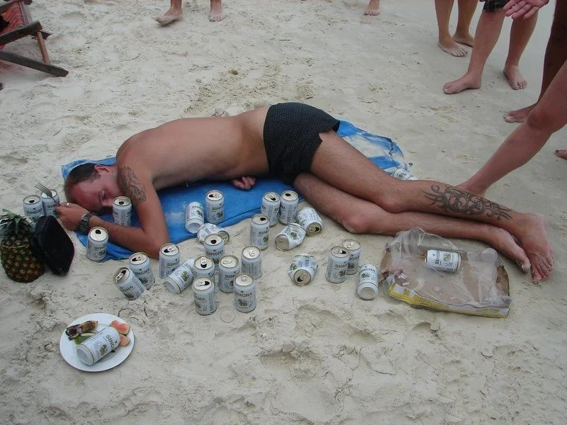 Человек в состоянии алкогольного опьянения может заснуть на солнцепёке и получить удар. Источник: Яндекс.Картинки