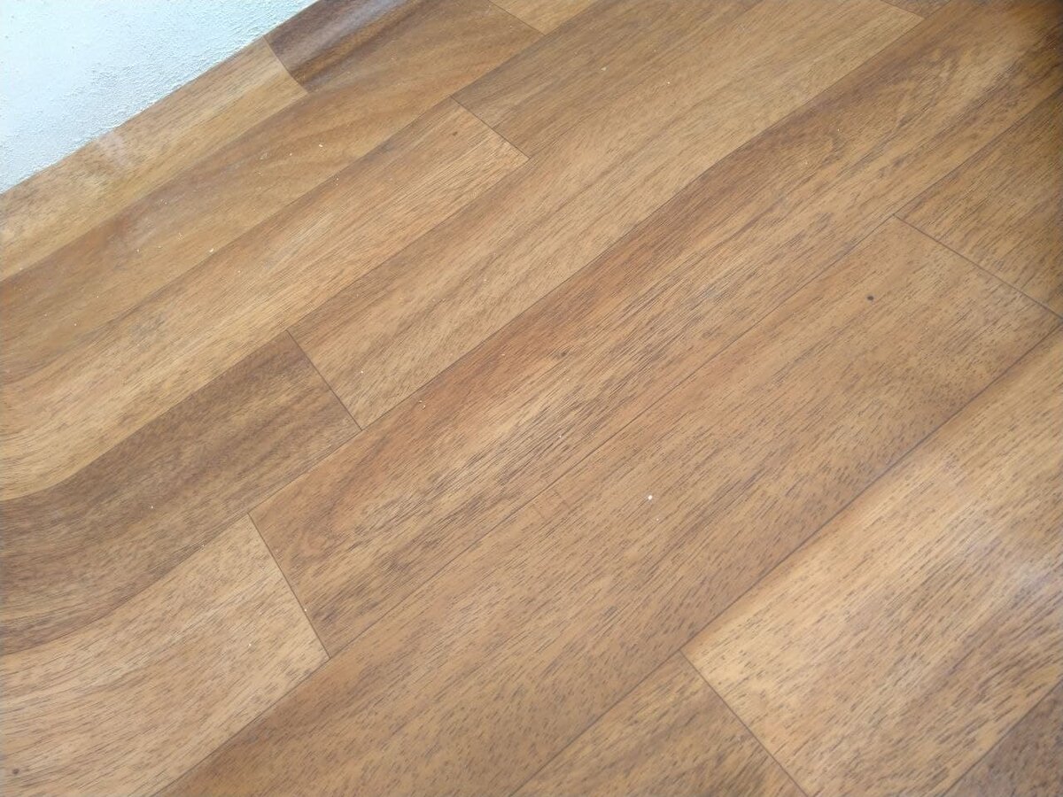 Линолеум. Рисунок под коричневый ламинат 