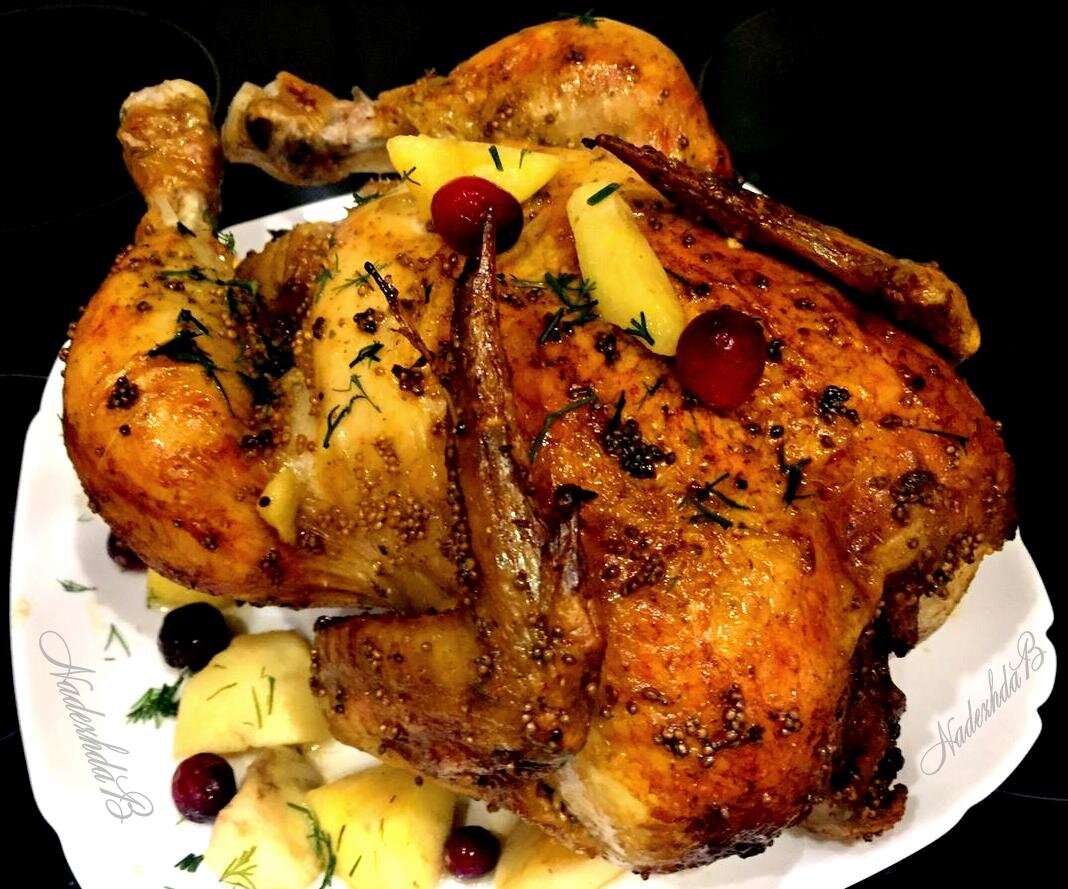 Вот такая красавица-курочка получилась, чем не праздничное блюдо?