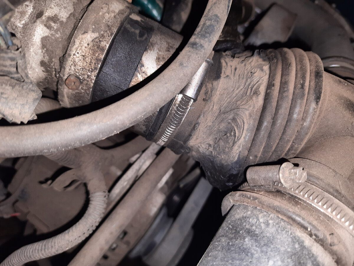 Чем надежно и быстро заклеить разорванную воздушную гофру в автомобиле ...