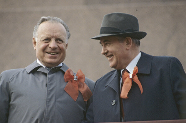 Л.Н. Зайков и М.С. Горбачёв тогда ещё стояли плечом к плечу друг к другу. Фото РИА НОВОСТИ с сайта https://www.warheroes.ru