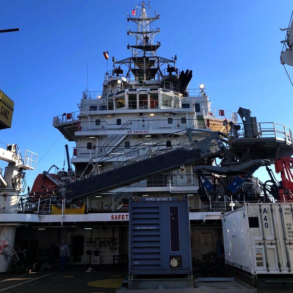 Вот почему у нас на судне первым делом надо кинуть спасательный круг.