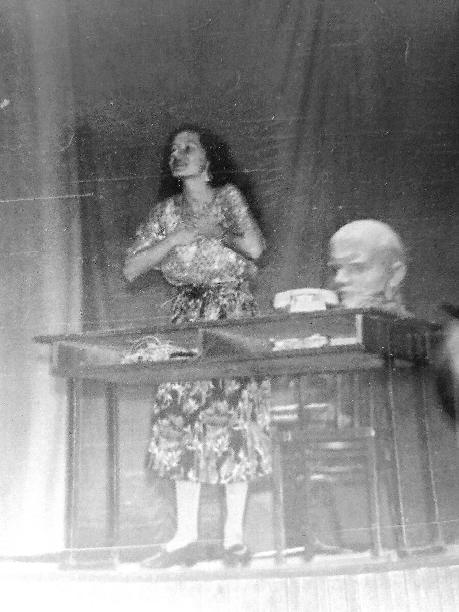 А это я уже на работе - в Доме культуры на концерте, юмореска про сотрудницу службы знакомства. Фото из семейного архива автора