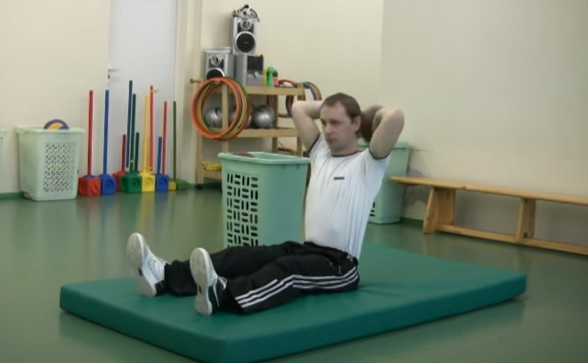 Бросок набивного мяча из-за головы.