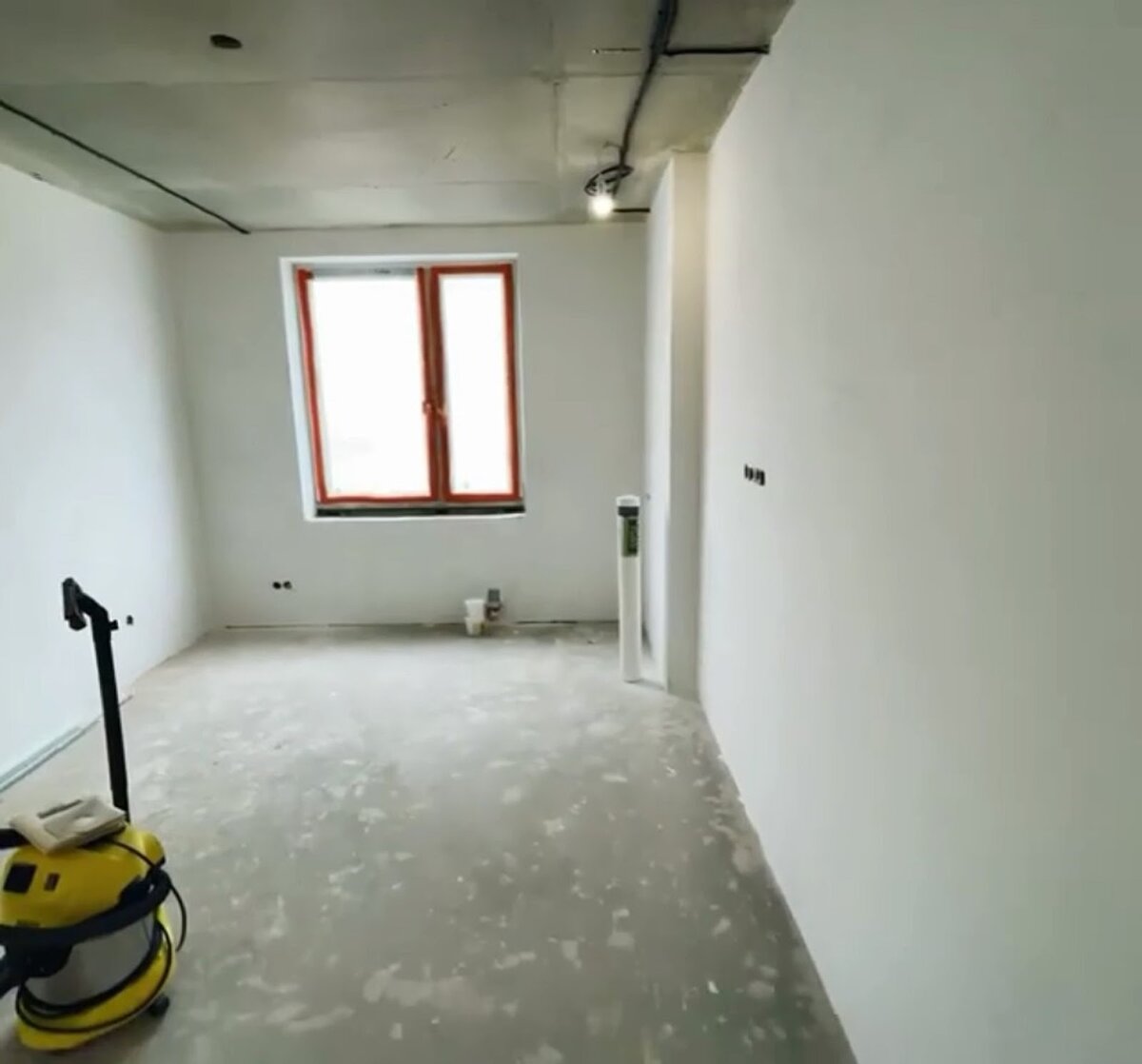 Что может быть лучше перед поклейкой обоев, чем идеально ровная белая стена