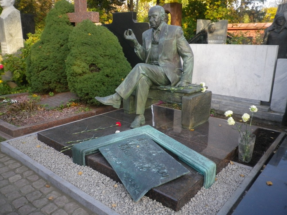 Памятник Волчек Новодевичье кладбище. Евстигнеев Новодевичье кладбище.