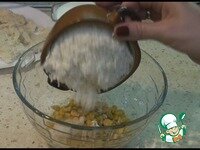     Кукурузу и мелко натертый сыр выкладываем в емкость. Сыр берите любой, какой вы любите, у меня был адыгейский, думаю, хорошо подойдет моцарелла, да и любой твердый сыр.