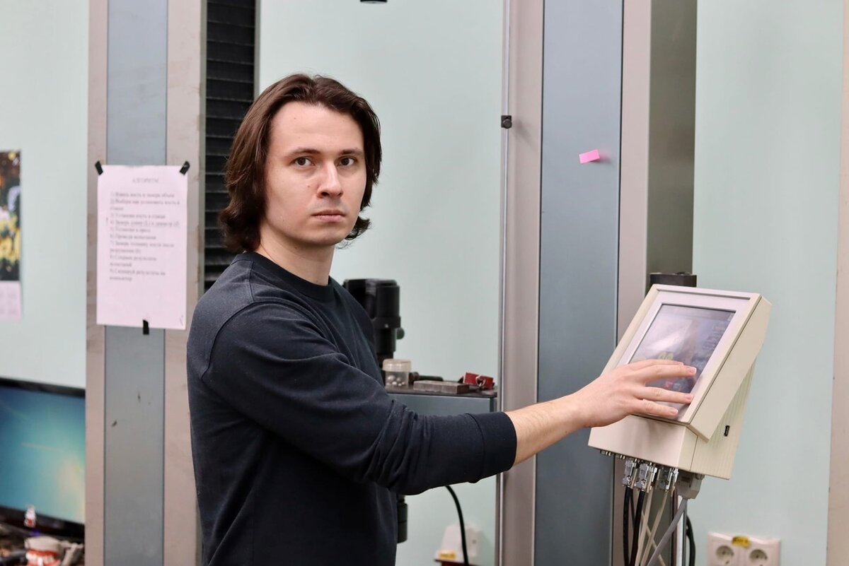 На фото: ассистент кафедры компьютерной математики и информатики ИМиМ Олег Герасимов и разработанный им программный комплекс для диагностики состояния костных тканей