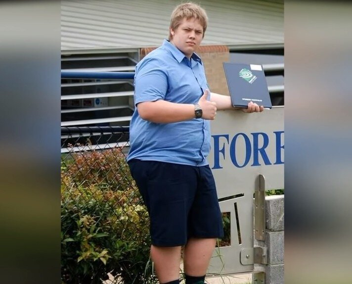 Энтони Байер после уроков возле возле школы. Источник Яндекс картинки.