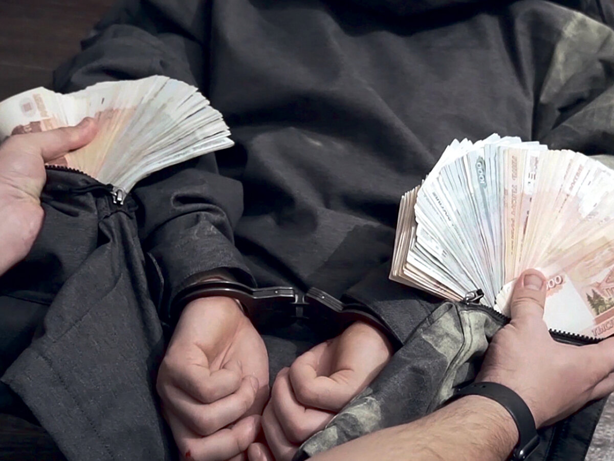 беседа с осужденными. преступность. заключенные за компьютером. мошенничества осужденных. мошенник.