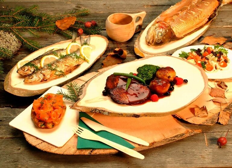 Пример деревянных досок-подносов из срезов дерева. Появление нескольких таких подносов на столе сразу создает уютную, домашнюю атмосферу.