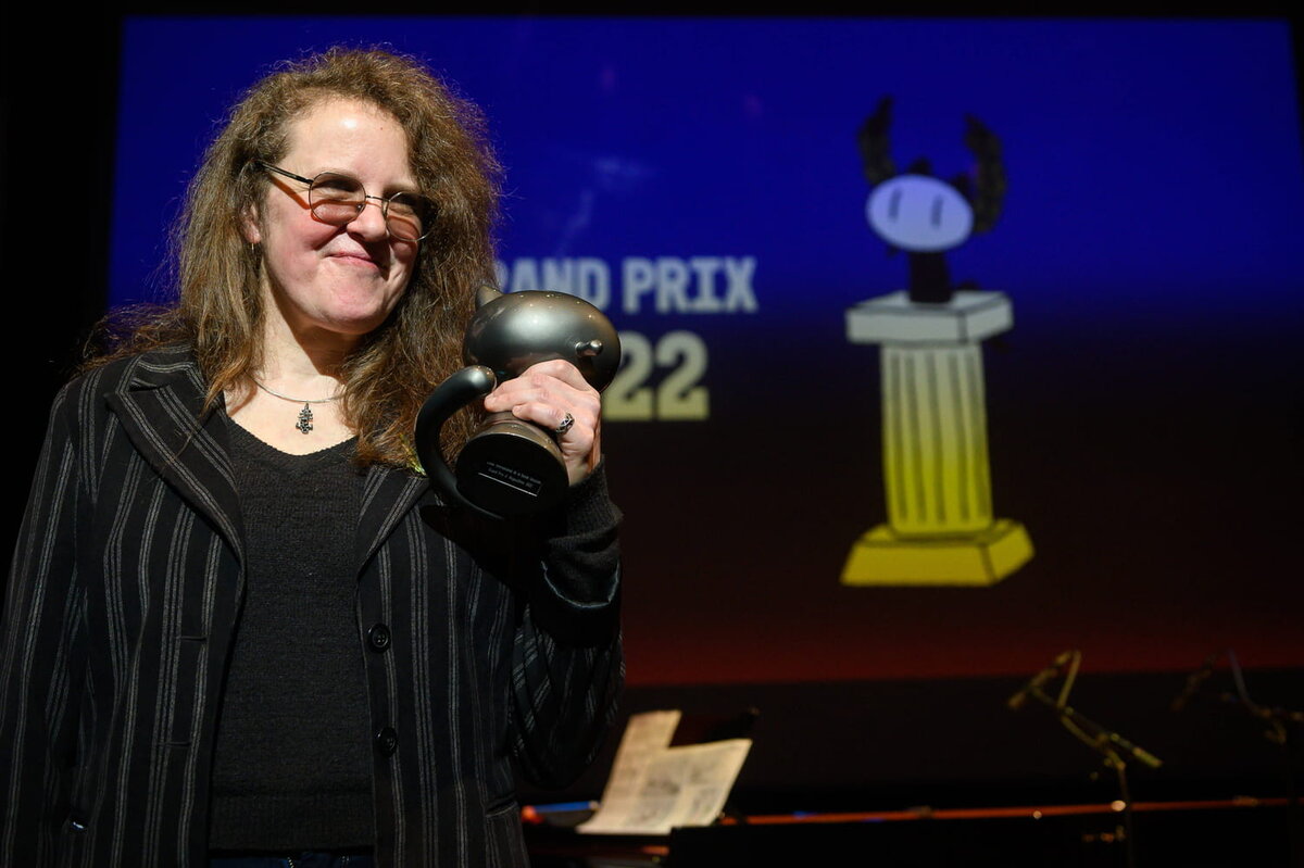 Королева андеграундного комикса Жюли Дусе с заветным ангулемским котиком. Кстати, Жюли – третья женщина, удостоившаяся гран-при.