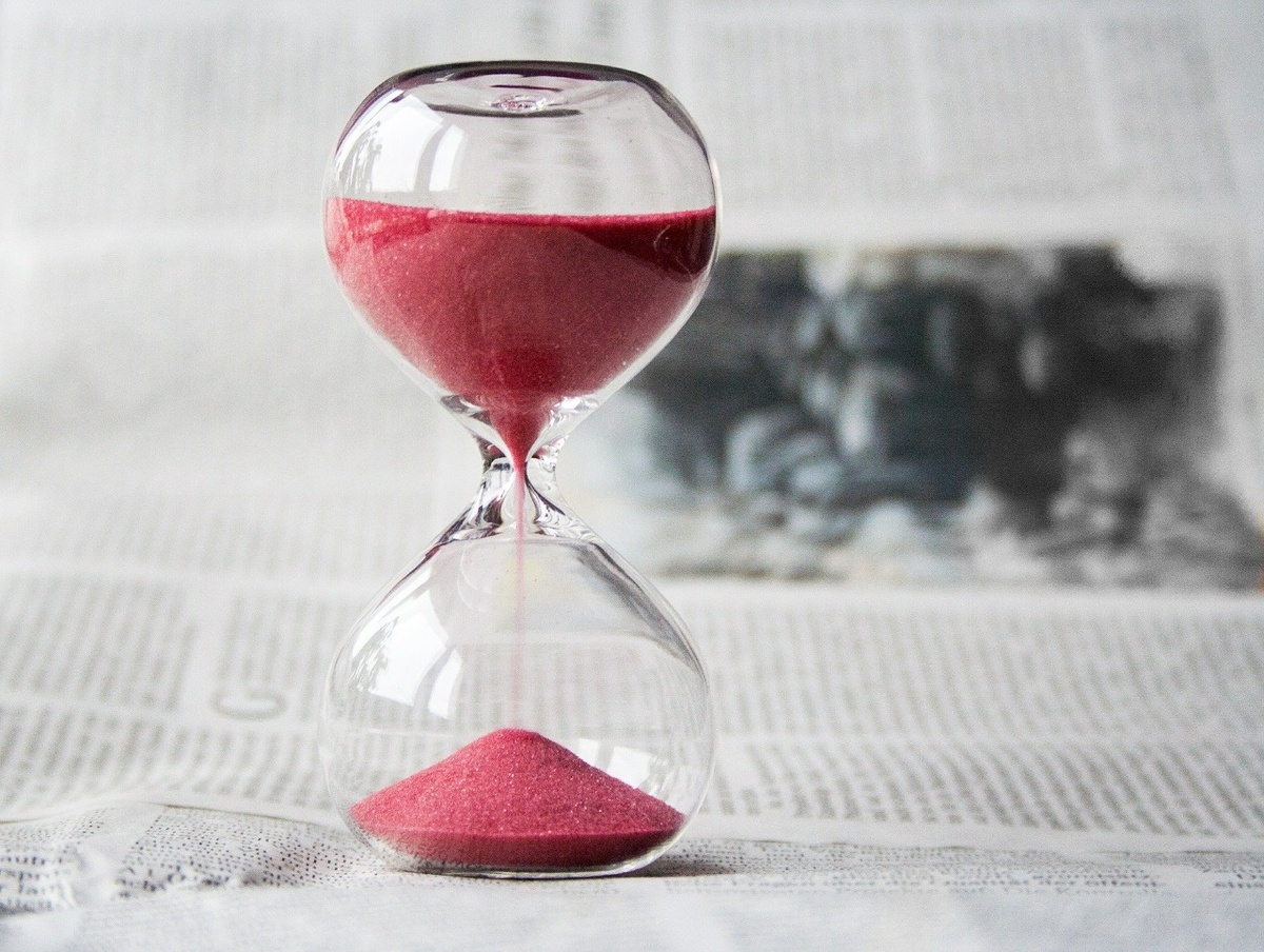 Взято по ссылке https://pixabay.com/photos/hourglass-time-hours-clock-620397/ Автор:Nile. 