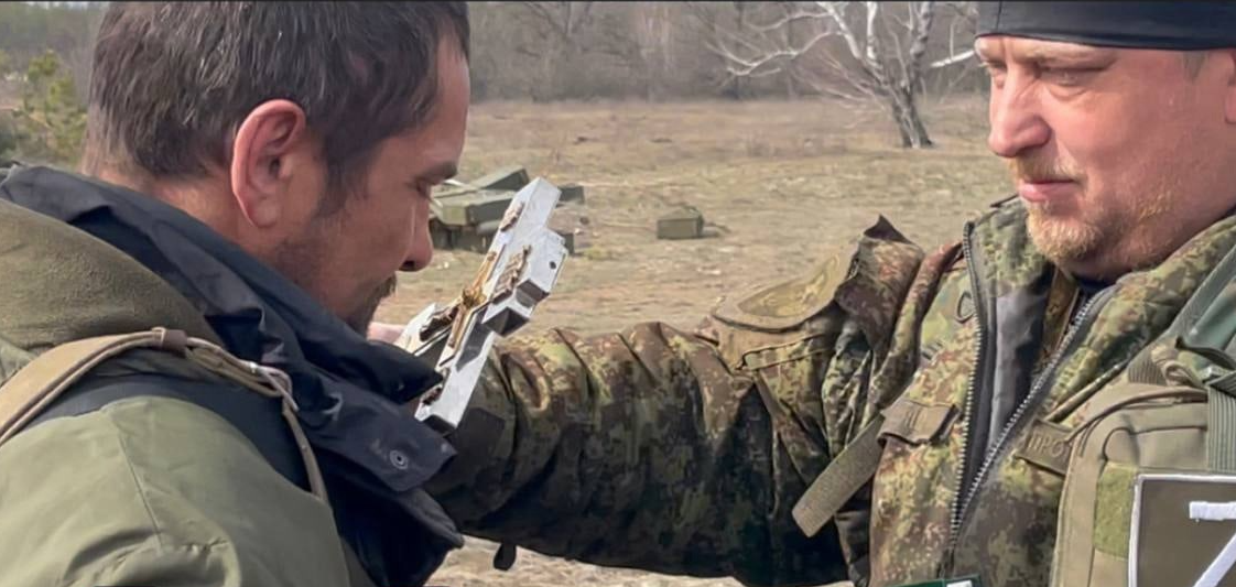 Благословение Российских военнослужащих военным священником.