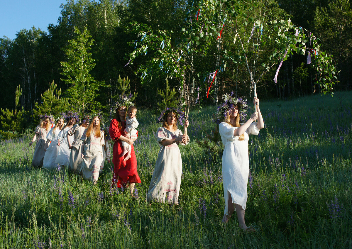 Девушки идут делать куклу