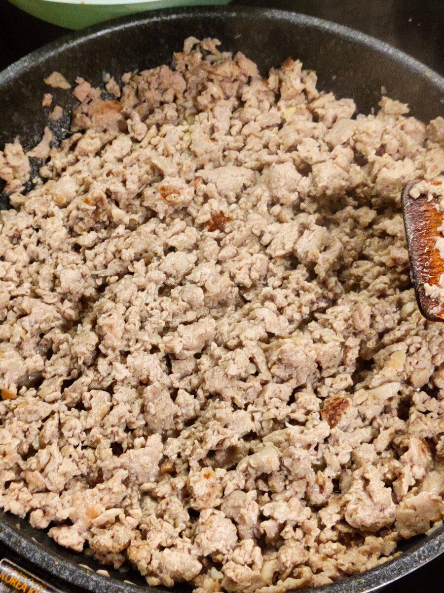 На оливыче, можно и подсолнечном масле обжариваем фарш, он у меня уже с лучком, перчим, солим по вкусу.