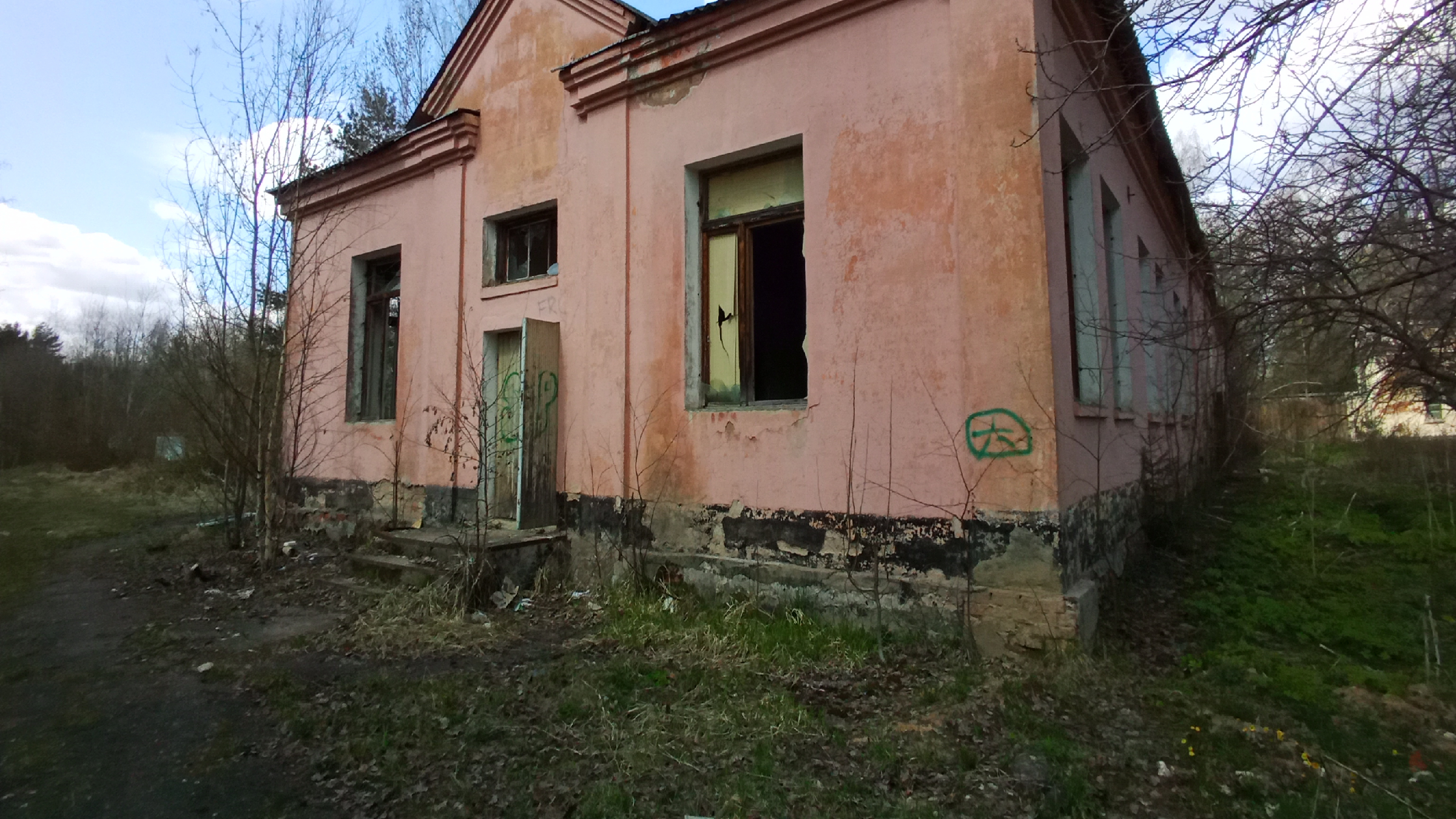 Как сегодня выглядит территория полузаброшенной в/ч 44684. Показываем.8