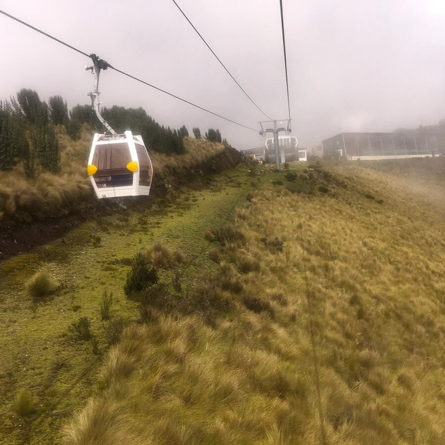 Кабинки TelefériQo во время подъёма на вулканы. Фото автора