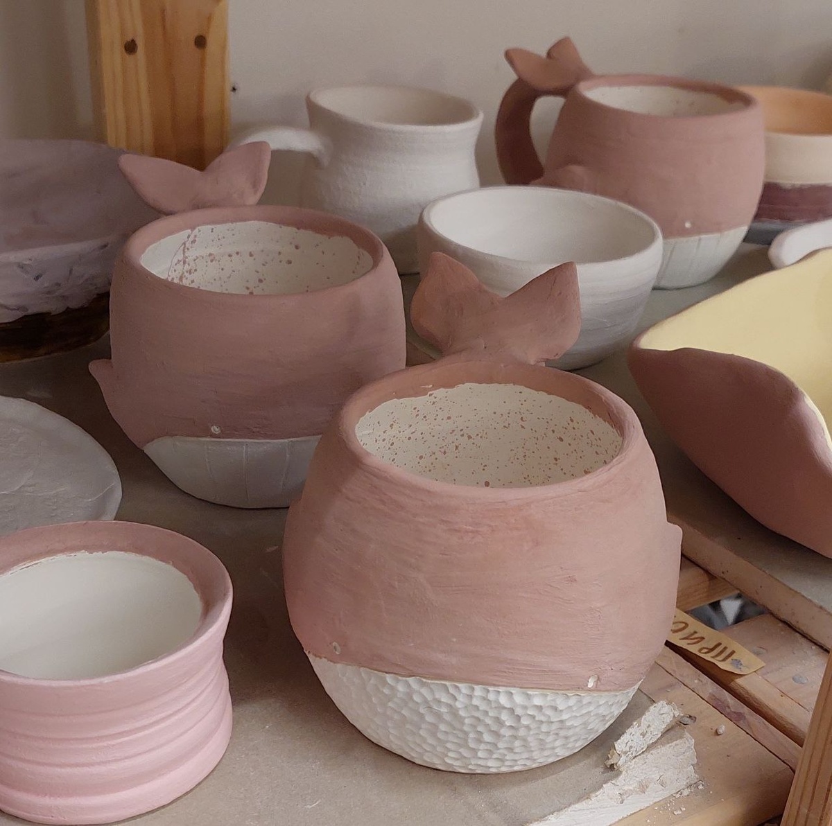 Фото из личного архива. Стайка китов ждет глазурный обжиг