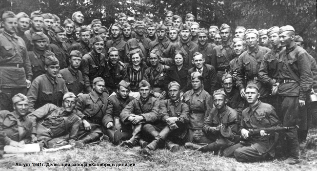 Ополченцы 13 дивизии с завода «Калибр», август 1941 года. Источник: http://13dno.ru/road.html