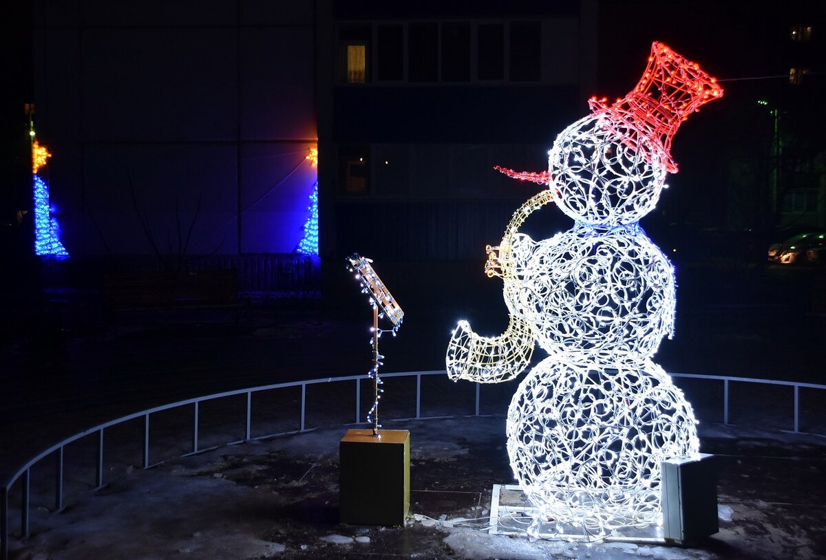 Интерактивная световая фигура «Снеговик-джазмен»