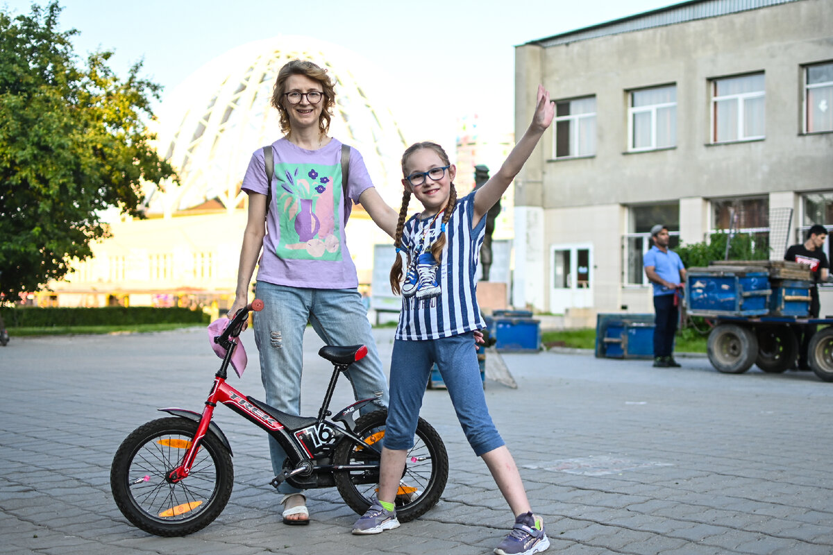 Мама Сони Ирина прошла вместе с дочерью через все беды и недуги: у Сони с рождения поставлен диагноз «органическое поражение центральной нервной системы». Соня носит очки с 8 месяцев, тогда же у девочки выявилось сильное сходящееся косоглазие. В два года началась сильная аллергия, к которой присоединились обструктивные и бронхиты. «С утра ты ребеночка радостно катишь к колясочке, а после обеда он уже страшно задыхается, а ты вызываешь скорую» – вспоминает Ирина.