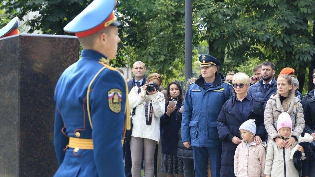    В сквере имени Евгения Зиничева в Санкт-Петербурге состоялось торжественное открытие памятной стелы в честь погибшего главы МЧС России© Фото : МЧС России