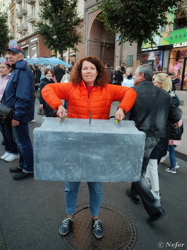 Маликов город. Тверская день города. Балерина на Тверской. Балерина в центре города. Сцены в метро.