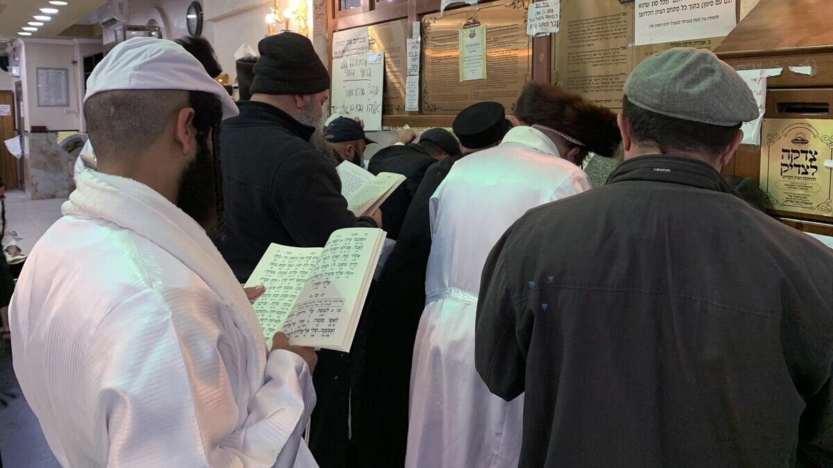    Паломники-хасиды во время молитвы на могиле основателя брацлавского хасидизма рабби Нахмана, жившего в XVIII - XIX веках© РИА Новости / Стрингер