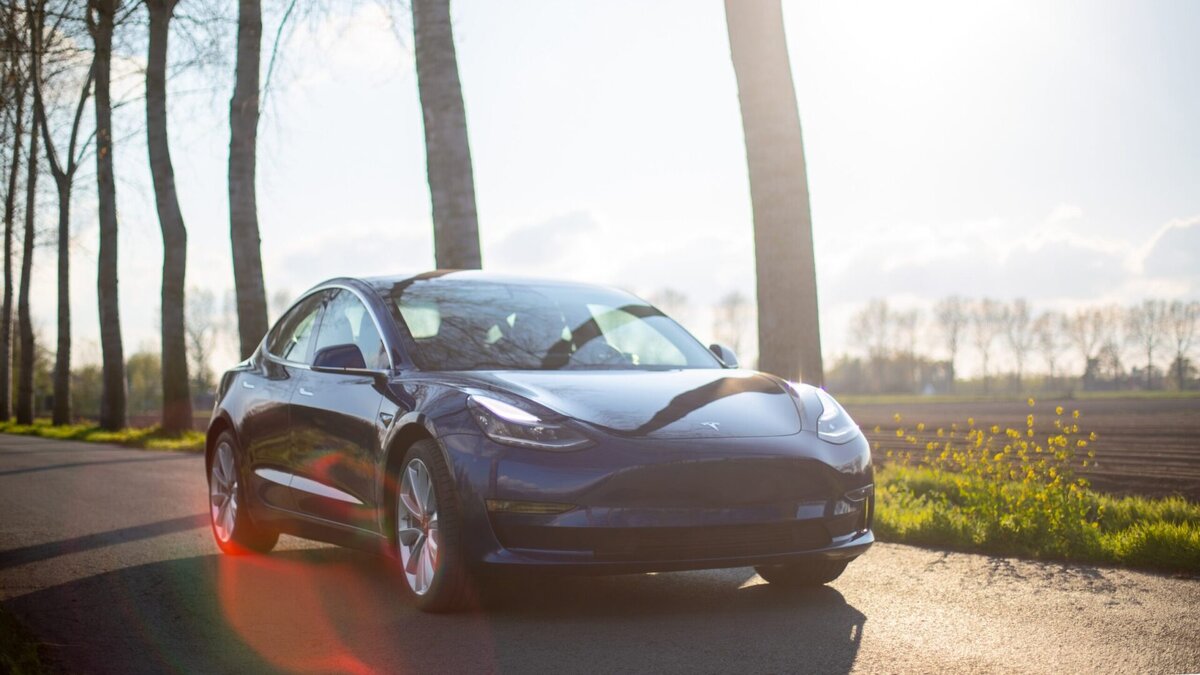    Tesla Model 3. Фото Bram Van Oost / Unsplash