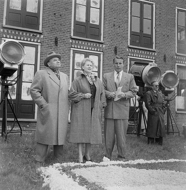 На фото слева направо: Георг Якоби, Марика Рёкк и Йоханнес Хестерс