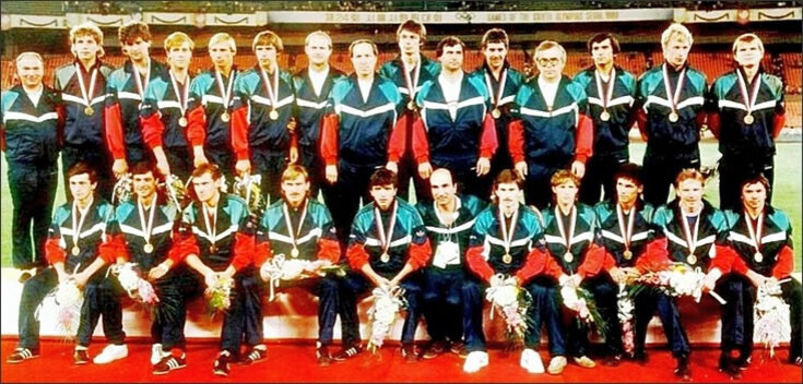 Олимпийские чемпионы–1988 (слева направо): нижний ряд – Гела Кеташвили, Алексей Чередник, Игорь Скляров, Арвидас Янонис, Игорь Добровольский, врач – Зураб Орджоникидзе, Арминас Нарбековас, Владимир Татарчук, Юрий Савичев, Алексей Прудников, Виктор Лосев; верхний ряд – пресс-атташе – В. Микляев, Дмитрий Харин, Вадим Тищенко, Евгений Кузнецов, Игорь Пономарёв, Александр Бородюк, начальник команды – Александр Тукманов, тренер – Владимир Сальков, Владимир Лютый, главный тренер – Анатолий Бышовец, Евгений Яровенко, тренер – Гаджи Гаджиев, Сергей Фокин, Алексей Михайличенко, Сергей Горлукович.