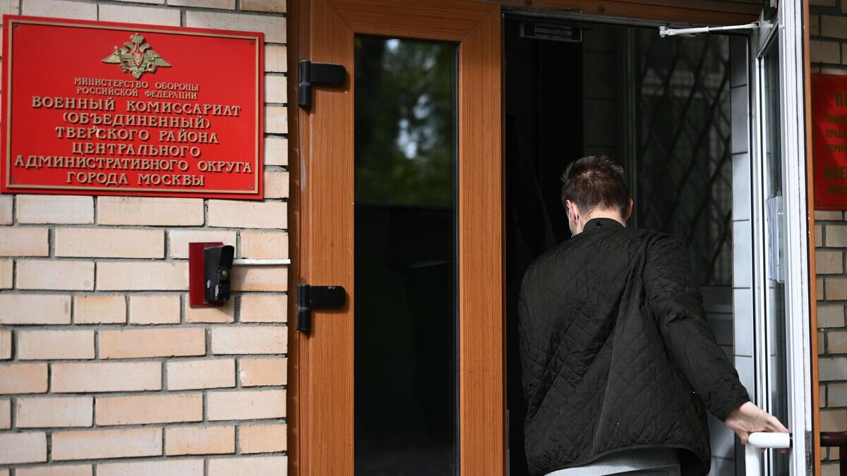    Молодой человек заходит в здание военкомата Тверского района Москвы© РИА Новости / Владимир Астапкович