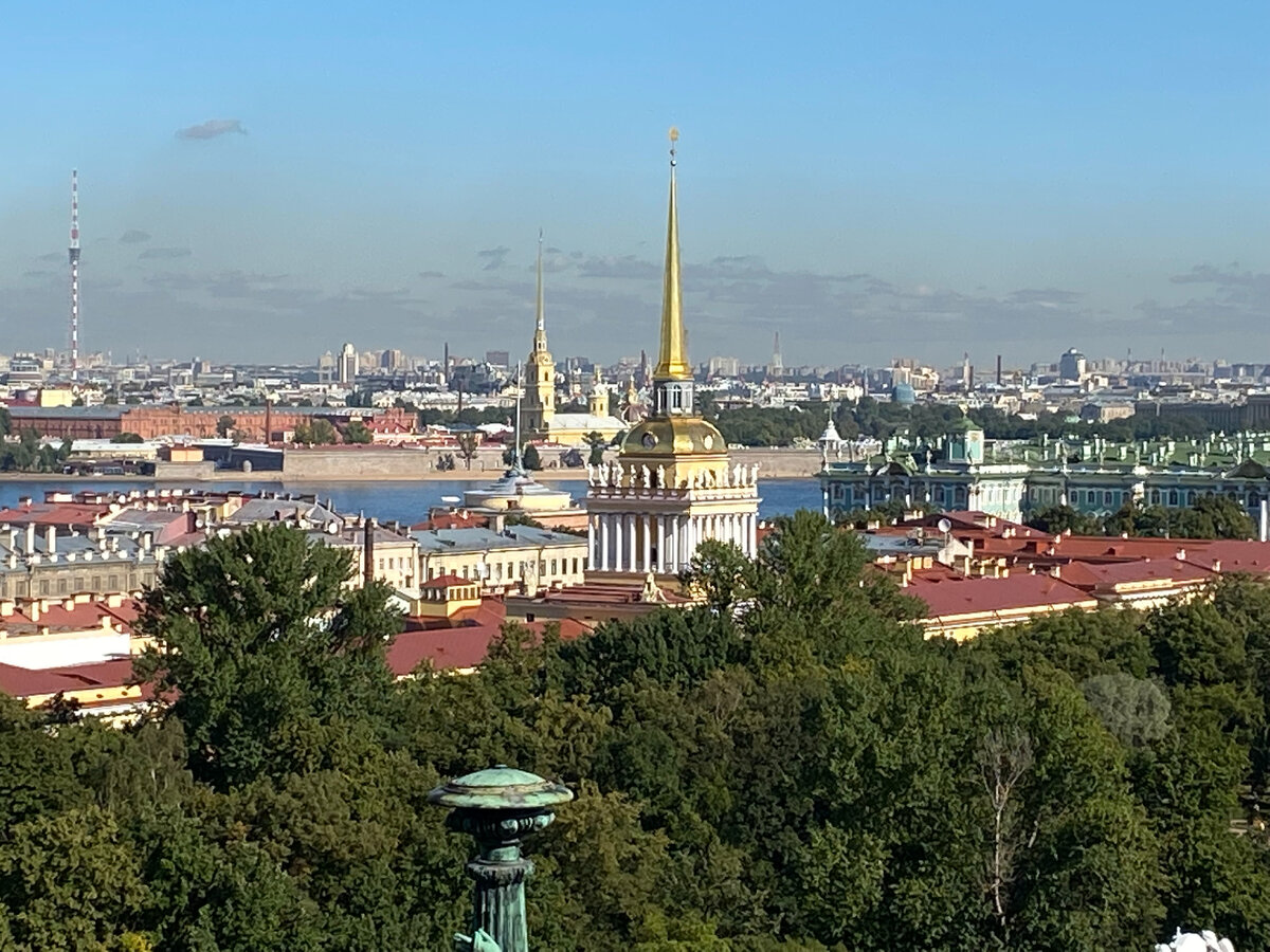 Вид со смотровой площадки (колоннады) Исаакиевского собора.