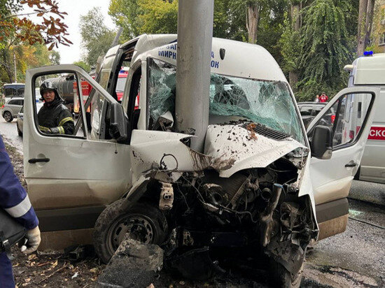     Авария маршрутного такси на улице Политехнической в Саратове. Фото: УГИБДД