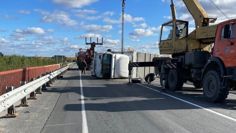     Большегруз поднимали с помощью крана и людей.