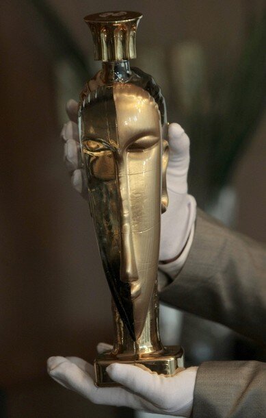 Главная фишка этой воды — эксклюзивная бутылка, дизайн которой разработал знаменитый Фернандо Альтамирано. Бутылка, изготовленная из чистого золота, была продана за 60 тыс.$. Цена же более скромных образцов, изготовленных из хрусталя, составила 3,6 тыс. $!