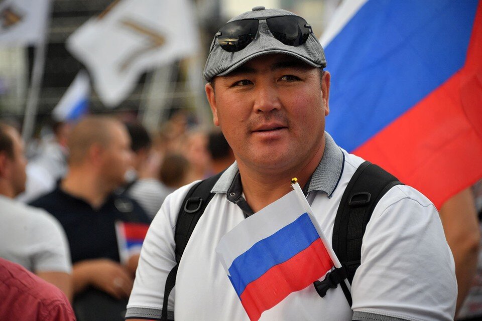     Мигранты идут служить в Российскую армию Владимир ВЕЛЕНГУРИН