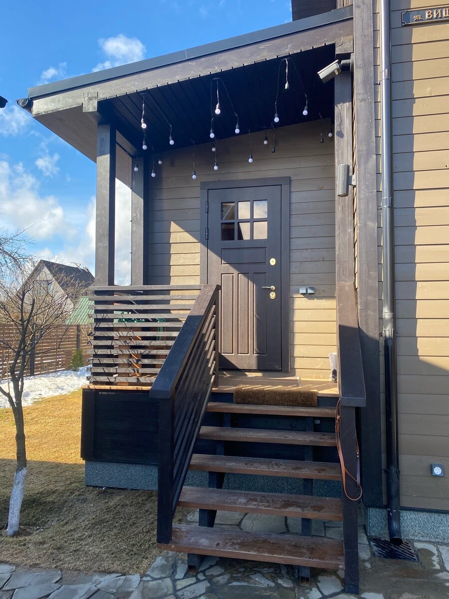 Этот снимок сделан уже осенью, поэтому цветовая гамма и настроение здесь немного другие. Впрочем, цвет фасада — хаки — хорошо смотрится в любую погоду