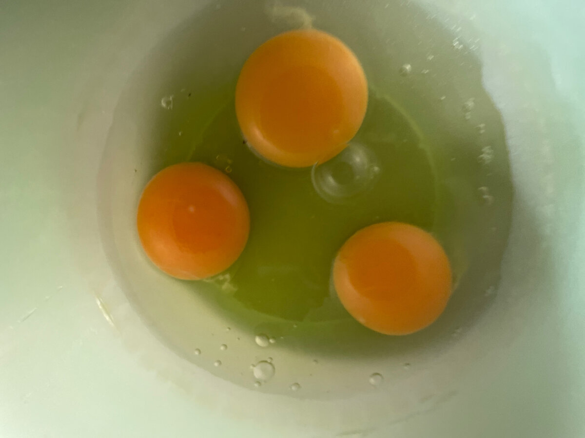 Три куриных яйца