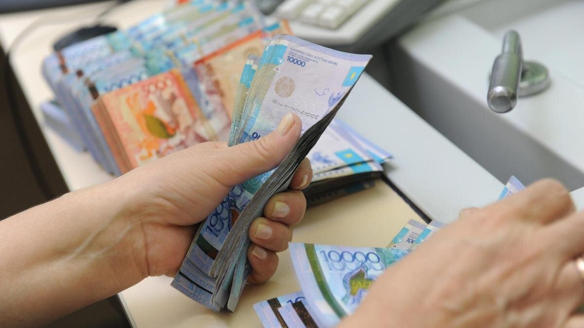    Женщина считает деньги:NUR.KZ / Владимир Третьяков