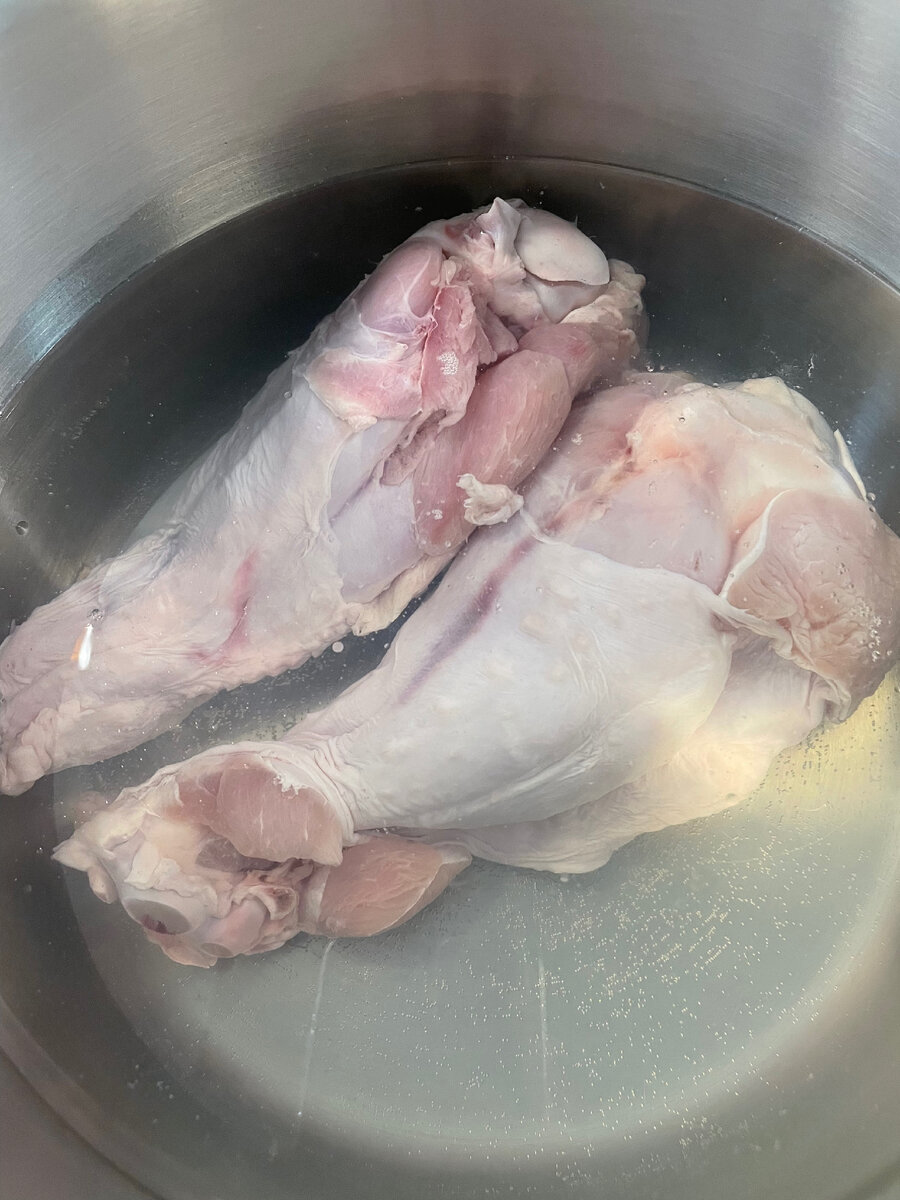 После того как бульон будет готов, вытащить индейку, а бульон процедить 