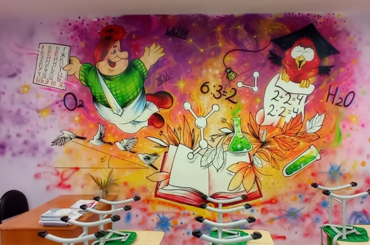    На роспись одной стены уходит примерно три дня.