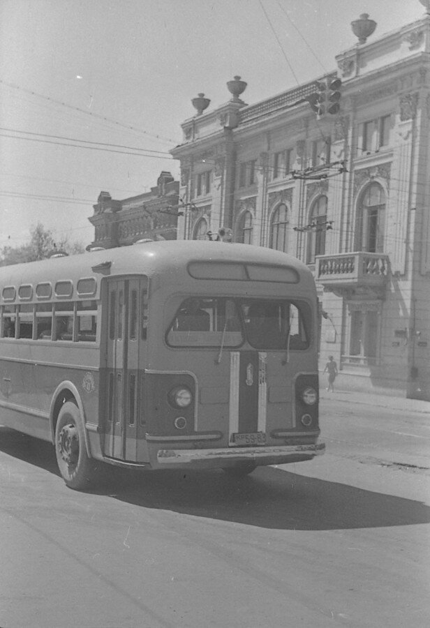 Май 1949 года, новый автобус ЗИС-154 едет по улице Фрунзе (источник СОГАСПИ)