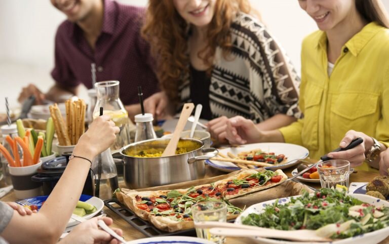 Некоторые говорят, что вы должны есть медленно, чтобы избежать переедания