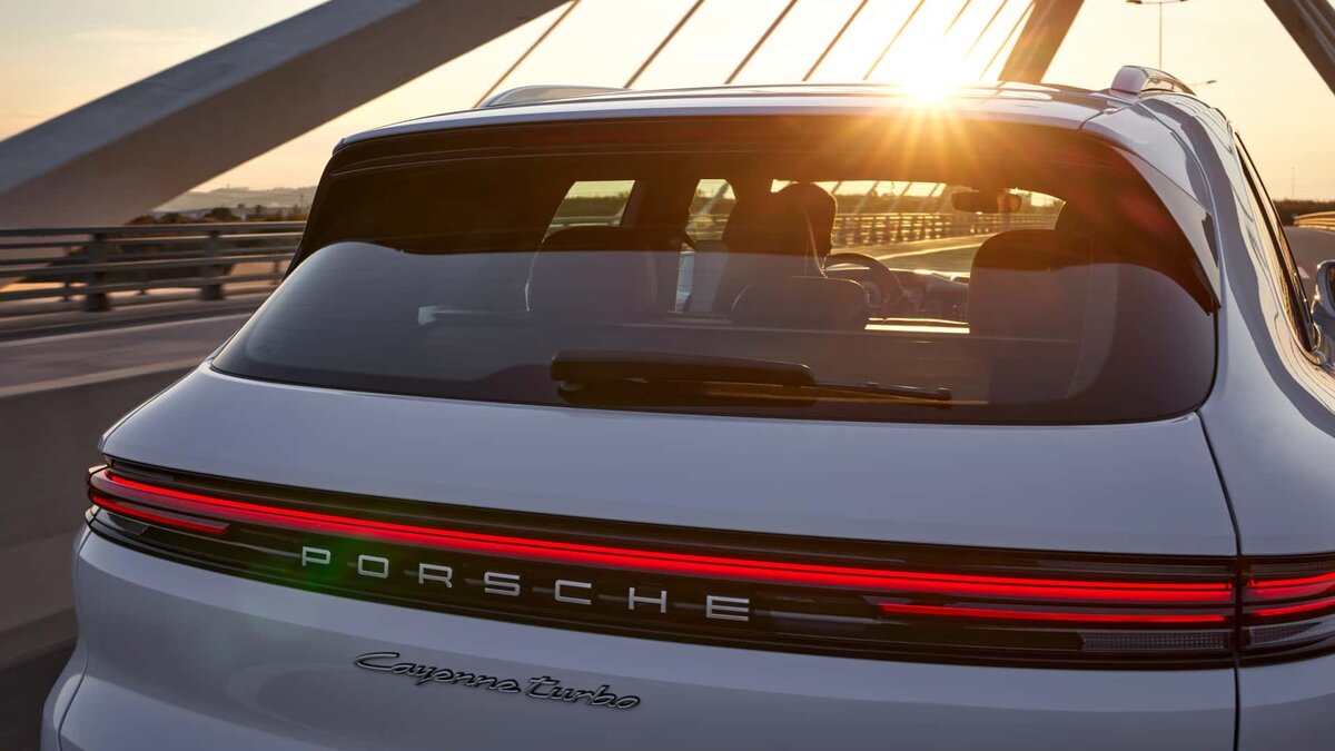 Компания Porsche представила самый мощный Cayenne Turbo E-Hybrid 2024 Под капотом нового E-Hybrid находится 4,0-литровый двигатель V8 с двойным турбонаддувом, развивающий мощность до 591 л. с.-2-2