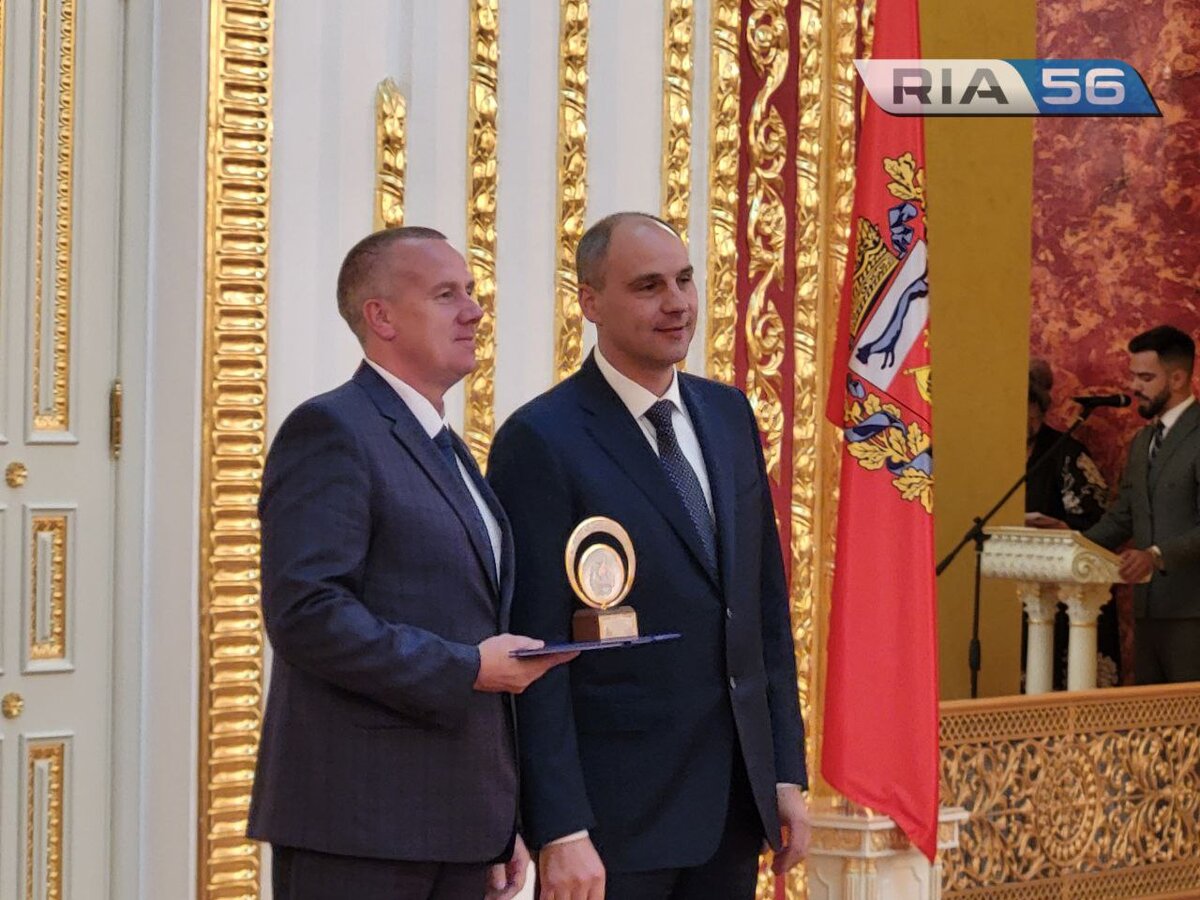  📷    Губернатор Денис Паслер вручил награды победителям конкурса «Лидер экономики» Кристина Просвиркина