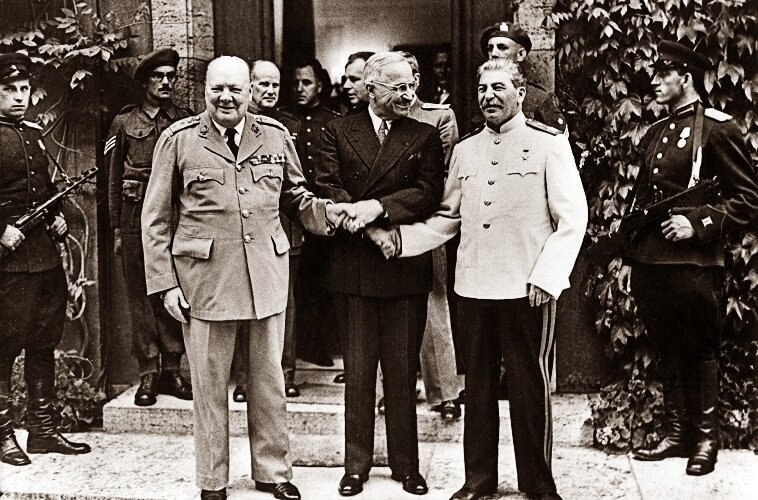 Потсдамская конференция проходила с 17 июля по 2 августа 1945 года. На фотографии: У. Черчилль, Г. Трумэн, И. В. Сталин. /фото реставрировано мной, изображение взято из открытых источников/