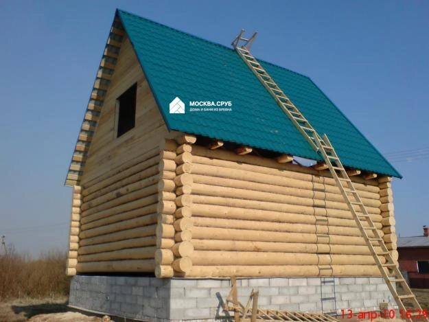 Сруб дома 7х8 с высоким жилым чердаком. Рубка в чашу, высокий заливной фундамент, отложенный блоками. Организация подпала в срубе.